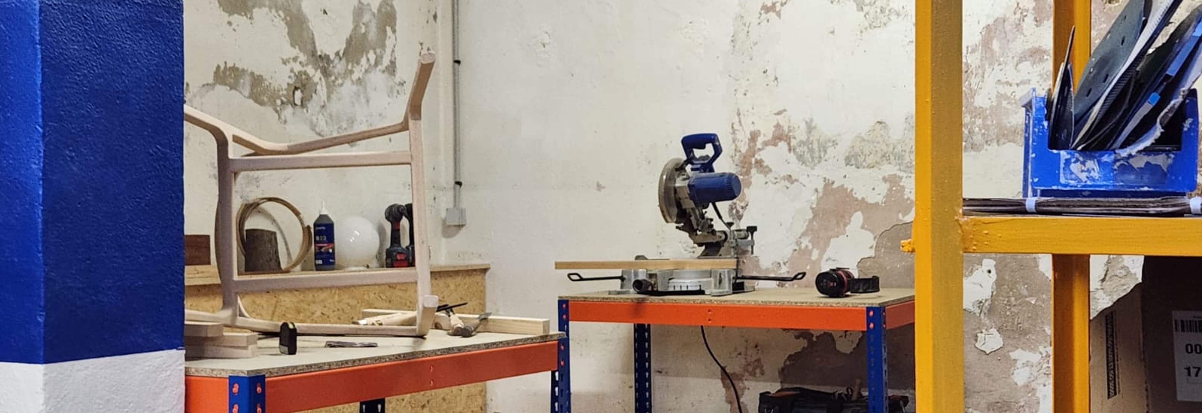 Personnes travaillant dans l'atelier de menuiserie