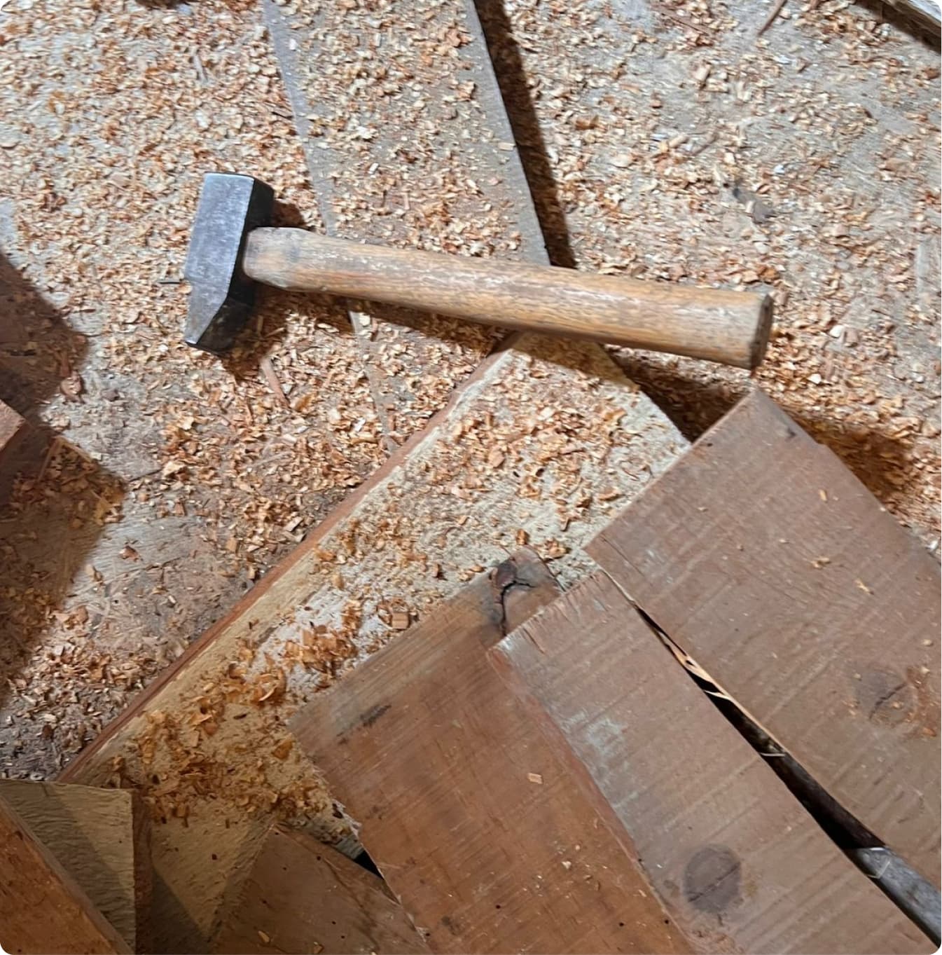 Maillet et copeaux de bois