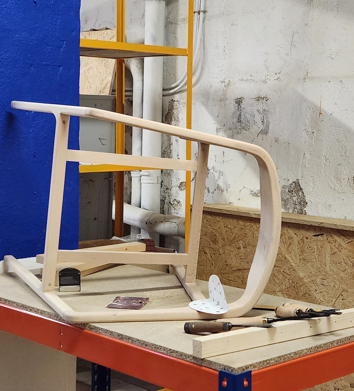 Chaise en bois en cours de fabrication