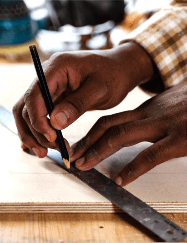 Mains manipulant du textile